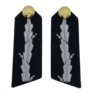 Écussons de gorgette brodés à la main sur tissu noir avec attaches en fil d'argent de haute qualité - Product Image 6