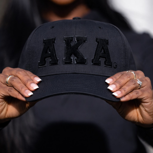 Gorra de Béisbol Negra Personalizada con Bordado y Letras en Tono, Visera Curva, Ajustable, Estilo Deportivo Casual - Product Image 1