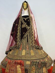 Velvet Bridal Lehenga Trending & Demanding Look nupcial con espejo completo y trabajo Jarkan, blusa larga, Big Flair y Dupatta - Product Image 2