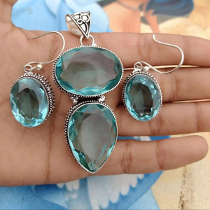 Conjunto de Pendientes y Colgante de Aguamarina Oxidada Chapado en Plata de Ley 925: Joyería Boho Hippie de Diseño, Regalo de San Valentín - Product Image 1