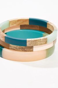 Brazalete de resina hecho a mano con patrón circular en tonos negro, blanco y madera, accesorio artístico de joyería. - Product Image 4
