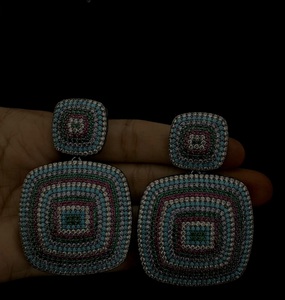 Boucles d'oreilles pendantes tendance en laiton plaqué argent avec zircon CZ, design élégant, pour femmes et filles, pour les soirées et les occasions spéciales - Product Image 3