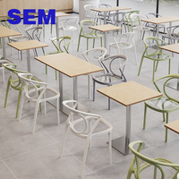 SEM Kommerzielle Restaurantmöbel Sperrholztische und Acryl-PP-Stühle Set für Café Kantine Cafeteria Esstisch-Set