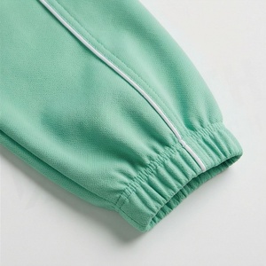 Conjunto Deportivo de 2 Piezas para Mujer, Top de Manga Larga con Bordado Geométrico Verde, Shorts por Encima de la Rodilla, Corte Holgado, Ropa de Primavera/Verano - Product Image 6