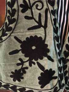 Veste en velours de coton brodée Suzani faite à la main, style bohème chic, motif floral léger, vêtements d'extérieur pour femmes, boutique en gros - Product Image 3