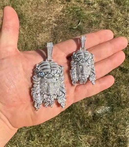 Pendentif unisexe élégant plaqué or avec décoration inspirée d'un visage de diamant pour les événements de mode et les tenues décontractées - Product Image 5