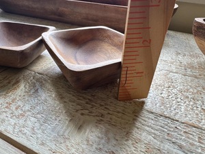 ชามสลัดไม้ธรรมชาติจาก ILAHI ผลิตจากไม้กระถินเทศ เป็นมิตรกับสิ่งแวดล้อม สไตล์วินเทจ รับทำโลโก้ตามสั่ง เหมาะสำหรับงานแต่งงาน ใช้ในครัว ภาชนะบนโต๊ะอาหาร มีสินค้าพร้อมส่ง - Product Image 1