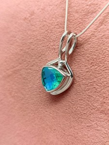 Colgante de Cristal de Cuarzo Celestial Arcoíris, Elegante Collar de Joyería con Gema Azul, Regalo para Mujer, Estilo Único y Encantador - Product Image 5