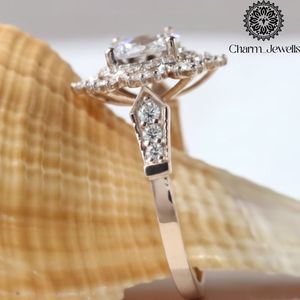 Bague de fiançailles Charm_Jewells en or rose avec moissanite taille coussin, sertissage à griffes en forme de fleur, certifiée IGI, 3 g, style classique pour femme - Product Image 3