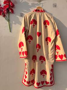 Chaqueta larga de terciopelo SUZANI con bordado floral tradicional de alta calidad. |   Abrigo de invierno bohemio con bordado floral a precio de mayoreo - Product Image 4