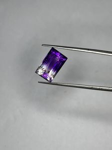 Gema de Amatista Natural Biocolor con Corte Baguette Facetado para la Elaboración de Joyas - Product Image 1