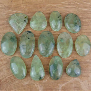 Lote de piedras preciosas de Prehnita de alta calidad, cabujones verdes de Prehnita para joyería, cabujones genuinos, piedras de forma y tamaño mezclados para colgantes - Product Image 1