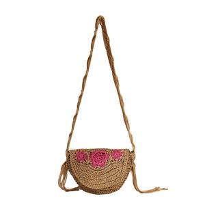 Transformez vos tenues saisonnières avec ce sac élégant en fil naturel, doté d'une structure en forme de croissant et d'accentuations frangées. - Product Image 1