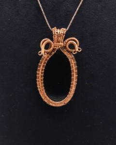 Collar de espinela negra natural con colgante envuelto en alambre de cobre |   Joyería de Piedras Preciosas Hecha a Mano - Product Image 3