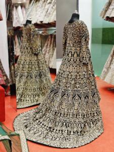 Traje grande de terciopelo de lujo con detalles de piedra Jarkan y trabajo pesado tradicional perfecto para ropa festiva de boda - Product Image 3