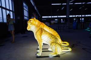 Праздничный большой фонарь в виде животного — мультяшный леопард для декораций в зоопарке, парке и на рождественской вечеринке в саду - Product Image 5