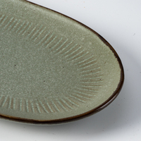YAYU OEM ODM Assiettes ovales en porcelaine vert foncé, vaisselle à gâteau de fruits blanc moucheté, assiette à dessert en céramique pour restaurant thaïlandais