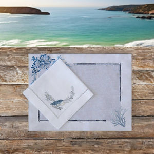 Juego de Manteles Individuales y Servilletas Bordados a Mano con Motivos Marinos Azules, Lavables, de Lino Blanco con Dobladillo, para Hogar, Bodas y Eventos, Venta al Por Mayor Personalizada - Product Image 1