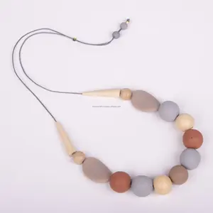 Collares modernos de lujo con diseño personalizado para mujer, collares hechos a mano con cuentas de resina de alta calidad y perlas clásicas - Product Image 5