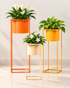 Ensemble moderne de trois supports de plantes en métal avec pots cylindriques orange, jaune et crème, supports de plantes géométriques en fer pour l'intérieur - Product Image 1