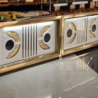 Comptoir de buffet d'hôtel, design de vaisselle, comptoir de service de traiteur en argent pour plats, plateau de buffet, support de présentation dans l'hôtel