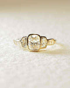 Anillo con Diamante Amarillo Corte Cojín en Oro Amarillo, Elegante Anillo de Diamantes para Compromiso, Boda, Aniversario y Fiesta para Mujer - Product Image 1