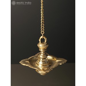 Tenture murale à quatre mèches Diya en laiton - Product Image 1