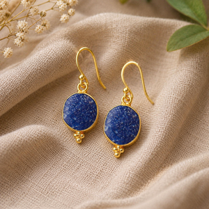 Pendientes de gancho con zafiro natural en bruto – Pendientes colgantes con gema azul, chapados en oro, piedra de nacimiento de septiembre, joyería de moda - Product Image 1