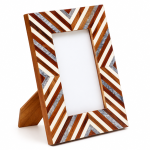Cadre photo en bois artisanal avec incrustation géométrique motif chevron, cadre décoratif pour photos, vente en gros OEM ODM - Product Image 1