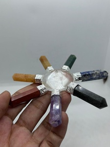 Générateur d'énergie naturelle 7 chakras avec pyramide de cristal et 7 pointes de crayon en pierres précieuses pour la guérison, la méditation et la décoration Reiki - Product Image 2