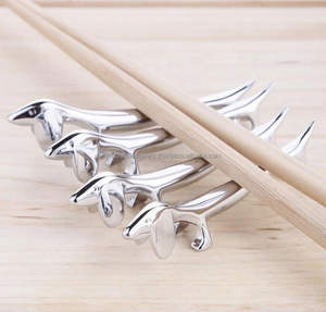 Soporte clásico para cubiertos de metal de acero inoxidable con acabado liso adecuado para decoraciones de comedor contemporáneas - Product Image 4