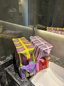 Sac fourre-tout de voyage extra large en nylon rayé personnalisé et écologique avec poignées, pochettes de toilette et cosmétiques recyclées réutilisables à fermeture éclair - Product Image 4