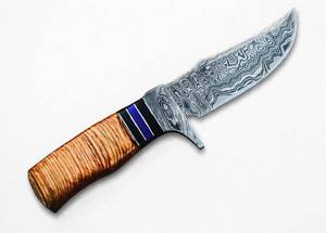 Herramienta utilitaria para exteriores de acero de Damasco hecha a mano con punta curvada ascendente, mango apilado de madera de arce rizado y resina azul, y guardacuchillo de Damasco. - Product Image 1
