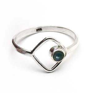 Bague minimaliste en onyx vert taille ronde brillante, en argent sterling 925, avec monture ouverte taille marquise, style bohème - Product Image 1