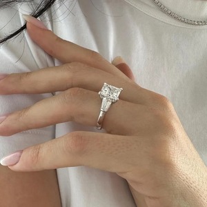 Anillo de Compromiso de Tres Piedras con Diamante Cultivado en Laboratorio de 5 Quilates, Corte Princesa, Certificado IGI, Diseño Único, Baguettes Cónicas, Triada, Oro Blanco de 18K - Product Image 4
