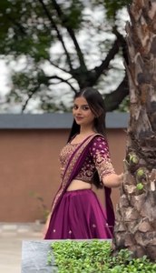 Conjunto de Lehenga Bordado Color Borgoña, Blusa con Cuentas Florales y Falda Plisada, Vestido Tradicional para Bodas y Festivales - Product Image 4