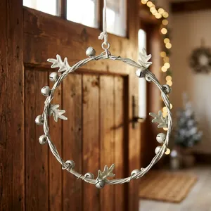 Guirnalda de Campanas Metálicas Plateadas con Hojas de Roble Delicadas y Alambre, Decoración Festiva Minimalista para Navidad, Puerta o Pared - Product Image 5