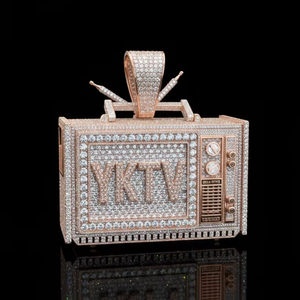 Pendentif Lettre YKTV Télévision Rétro Iced Out, Plaqué Or 925, Détails d'Antenne Micro Vintage et Grand Anneau Entièrement Sertis - Product Image 1