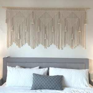 Décoration murale bohème faite à la main en macramé avec un design en tissu aux tons terreux naturels, forme personnalisée - Product Image 6