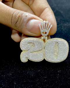 จี้มงกุฎสั่งทำพิเศษ ประดับเพชรโมอิสซาไนต์ 20 เม็ด พร้อมอักษรย่อแบบฮิปฮอป เงินแท้ 925 เครื่องประดับจี้และชาร์ม - Product Image 1