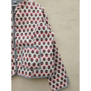 Veste matelassée en coton indien faite à la main, de haute qualité, imprimée à la main, pour l'hiver, doublure en lin, réversible, col en V, boutons à rivets - Product Image 3