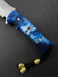 Cuchillo de Caza y Camping para Exteriores, Hoja Fija de Acero Inoxidable, Borde Parcialmente Dentado, Mango de Epoxi Azul, Funda de Cuero - Ligero - Product Image 3
