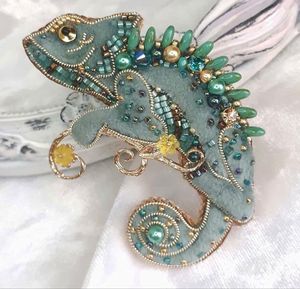 Broche brodée perlée de style vintage, bijou de mode fait main, cadeau - Product Image 5