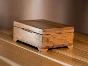 Boîte à bijoux en bois d'acacia sculpté pour cadeaux et outils, organisateur de rangement bohème fait main par des fabricants indiens - Product Image 5