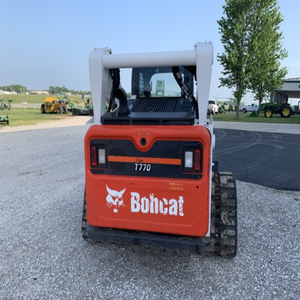 Cargadora compacta Bobcat T770 de alta capacidad, ideal para el manejo de suelos, transporte de grava y gestión de materiales en sitios de construcción. - Product Image 3
