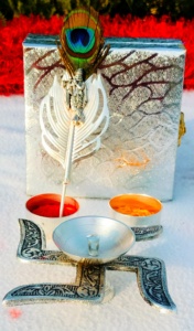Caja de Puja Plateada para el Dios Krishna con Swastik Roli Chawal, Soporte Majestuoso de Hoja de Swastik para el Ídolo del Dios Krishna - Product Image 3