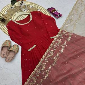 ชุดเดรส VASTRA COTTAGE รุ่น Georgette ปักด้วยด้ายและเลื่อม งานปักเต็มตัว พร้อมกระโปรงทรง Sharara แบบเต็มตัว พร้อมกางเกง - Product Image 2