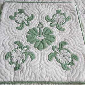 Magnifiques nouvelles arrivées : couvertures Kantha hawaïennes blanches avec motifs floraux et de tortues, pour la maison, la décoration de lits d'hôtel. - Product Image 3