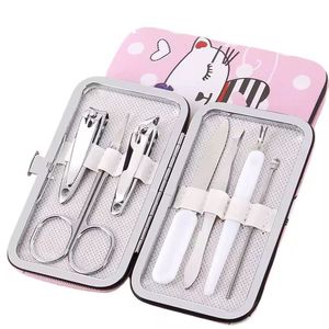 Kit de manucure portable MORJE Surgical 7 en 1 en acier inoxydable avec étui pour adultes - Product Image 4
