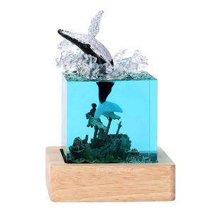 Lámpara de resina epoxi con escultura de tiburón y buceador para decoración del hogar, hecha en Vietnam. - Product Image 1